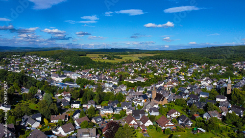 Tableau sur toile Sommerliche Dorfansicht von Wilnsdorf im südlichen Siegerland