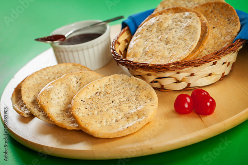Schilderij op canvas Round crispbread biscuits with sesame seeds served on a wooden board with sweet