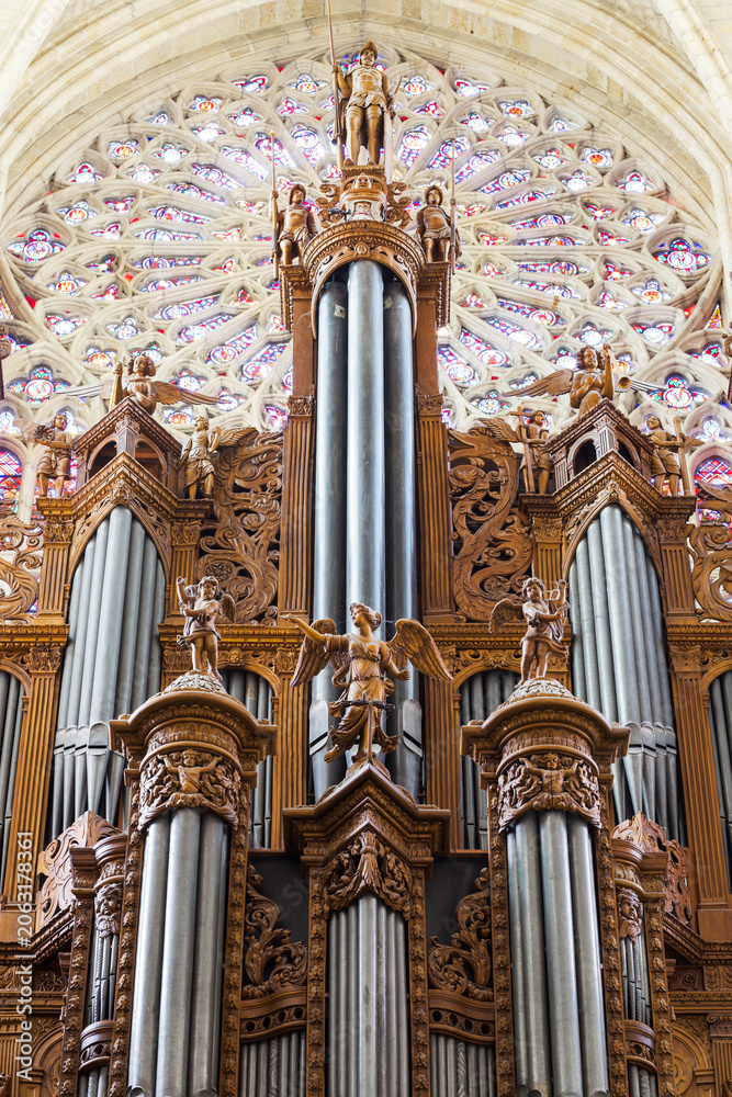 Obraz premium Détail vertical du grand orgue à l’intérieur de la cathédrale de Tours - France