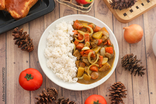 Fotografia A plate of hearty Japanese curry with diced chicken, carrot, onion, and potatoes, served with white rice