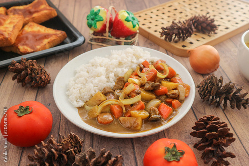 Fotografia A plate of hearty Japanese curry with diced chicken, carrot, onion, and potatoes, served with white rice
