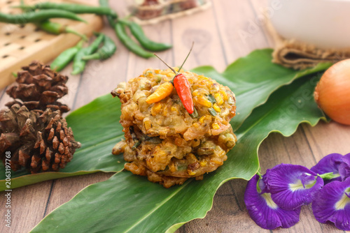 Fotografía Bakwan jagung, also called dadar jagung, is an Indonesian fritter made from mashed corn kernels and spices, deep-fried until golden, firm, and crispy