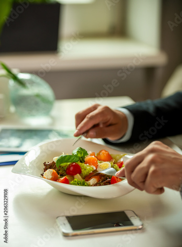 Canvastavla Healthy Office Salad.