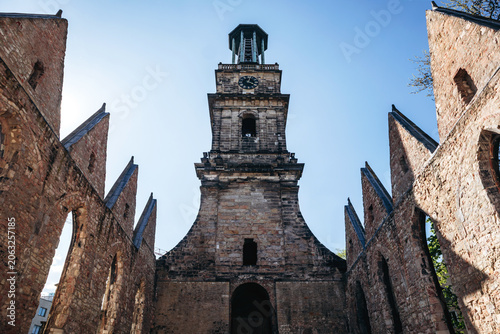 Fotografi Interior view of Aegidienkirche ruins with stone walls, open nave and clock towe