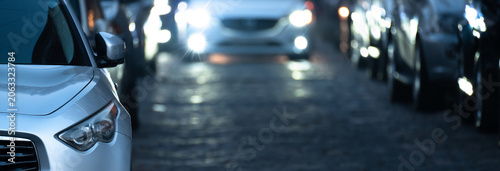 Foto Heavy urban traffic congestion during weekday rush hours, with long queues of vehicles, illustrating commuting delays, city infrastructure pressure, and daily transportation challenges