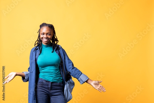 Canvas Print Cheerful african american woman smiling, doing shrugging shoulders gesture