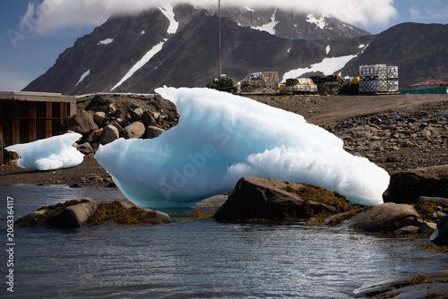 Foto Iceberg near shipping dock in Greenland