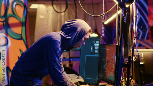 Fotografija Hackers hearing police sirens while using network vulnerabilities to exploit servers, running to not get caught hacking computer systems at night, escaping law enforcement after breaching networks
