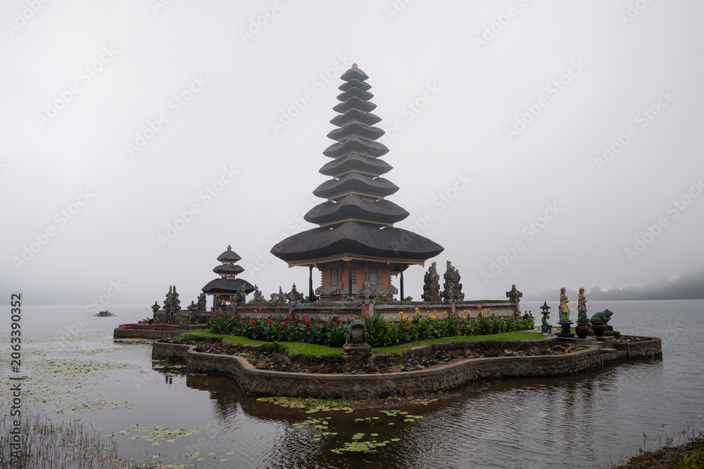 Obraz premium Ulun Danu Beratan Temple on Lake Beratan, Bali, Indonesia