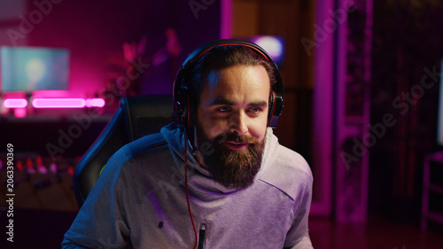 Foto Man recording himself competing in video game tournaments online while streaming on internet channels for viewers, pro gamer participating in esports tourney during livestream with audience