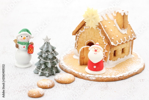 クリスマスを楽しむお菓子の家