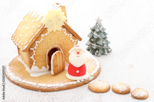 クリスマスを楽しむお菓子の家