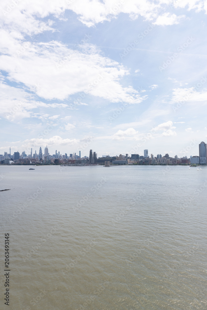 Naklejka premium New york city manhattan skyline panorama across hudson river
