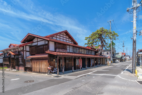 【黒石市中町こみせ通り】こみせ通りには江戸時代の商家が保存され、風情を感じさせる通り
