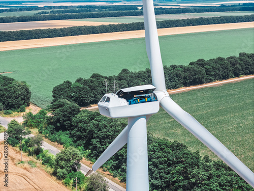 Cuadro en lienzo Technician conducting wind turbine maintenance at high altitude