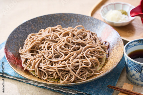 もり蕎麦 和皿に盛った冷たい蕎麦とめんつゆ