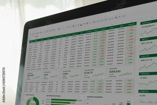 Foto Close-up laptop screen showing spreadsheet dashboard with graphs, charts, data table, financial metrics, revenue, cost, profit, forecast and analysis for business management report