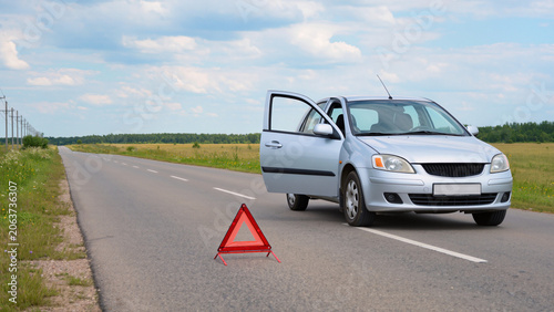 Foto Broken Down Car on the Roadside with Warning Triangle