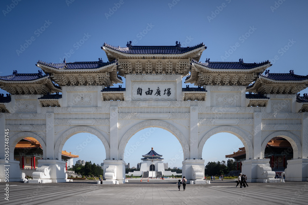 Fototapeta premium Liberty Square Arch under a clear blue sky in Taipei
