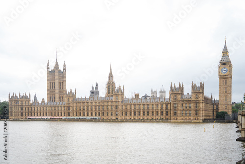 Obraz na plátně Palace of Westminster viewed across the River Thames in London