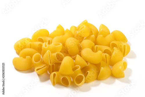 Pâtes macaroni crues, gros plan