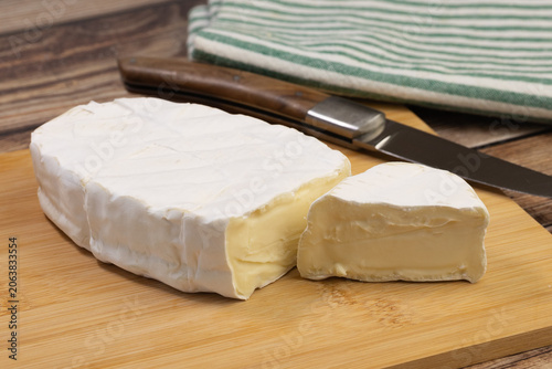 fromage ovale fondant sur une planche à découper