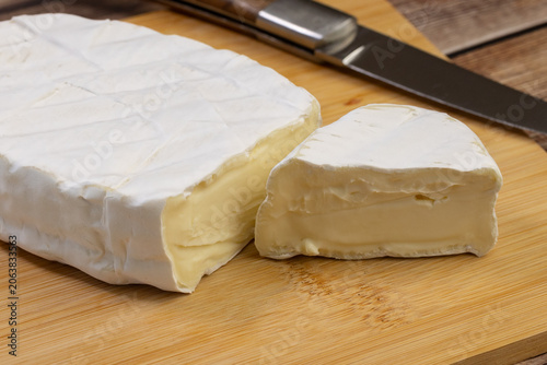 fromage ovale fondant sur une planche à découper