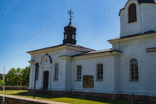 Cuadro en lienzo the white Orthodox church building on a sunny day