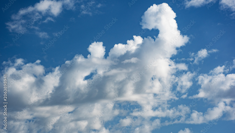 Αυτοκόλλητο Formación de nubes cómalos densa con un cielo azul claro.