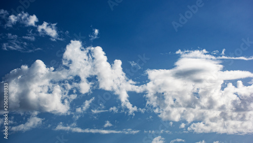 Photography Formación de nubes cómalos densa con un cielo azul claro.