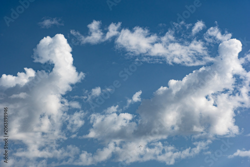 фотографія Formación de nubes cómalos densa con un cielo azul claro.