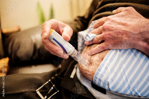 Tableau sur toile Elderly man injecting insulin for diabetes treatment