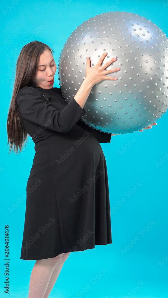 Naklejka premium Woman holding disco ball on blue background