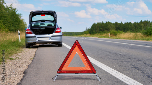 Foto Car breakdown on rural highway, Emergency warning triangle on asphalt, Broken ca