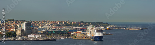 Картината върху платно Panorámica del puerto de Vigo: muelles de la zona de A Laxe y Ro-Ro