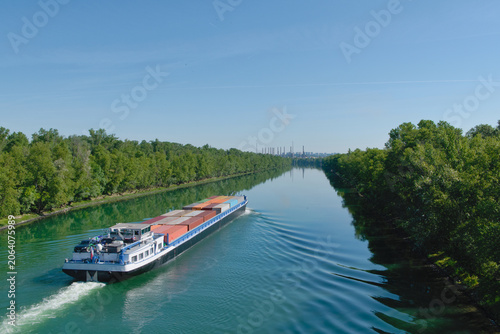 Obraz na plátně Péniche de marchandises transportant des conteneurs sur le Rhône en France direction Lyon