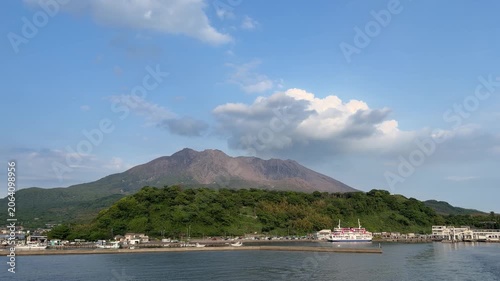 日本の鹿児島県にある活火山の桜島の動画。雲のように噴煙を上げている山。