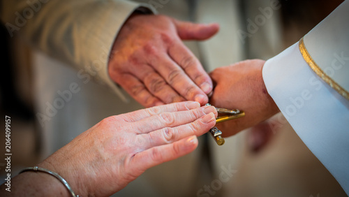 Swearing an oath on the crucifix