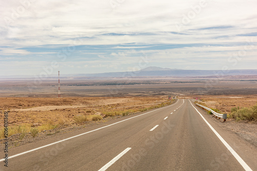 Cuadro en lienzo Empty desert highway stretching toward distant mountains
