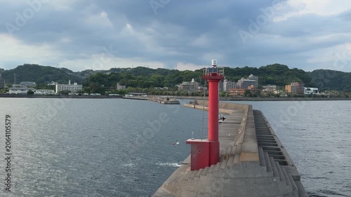 日本の鹿児島県の鹿児島湾。海に立ってる防波堤と灯台の動画。