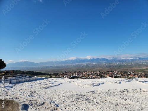 Foto White Travertine Pools of Pamukkale Under Blue Sky