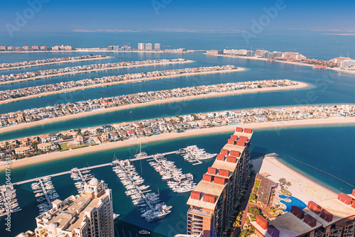 Fotografía Aerial view discovering Palm Jumeirah artificial archipelago, with luxury villas
