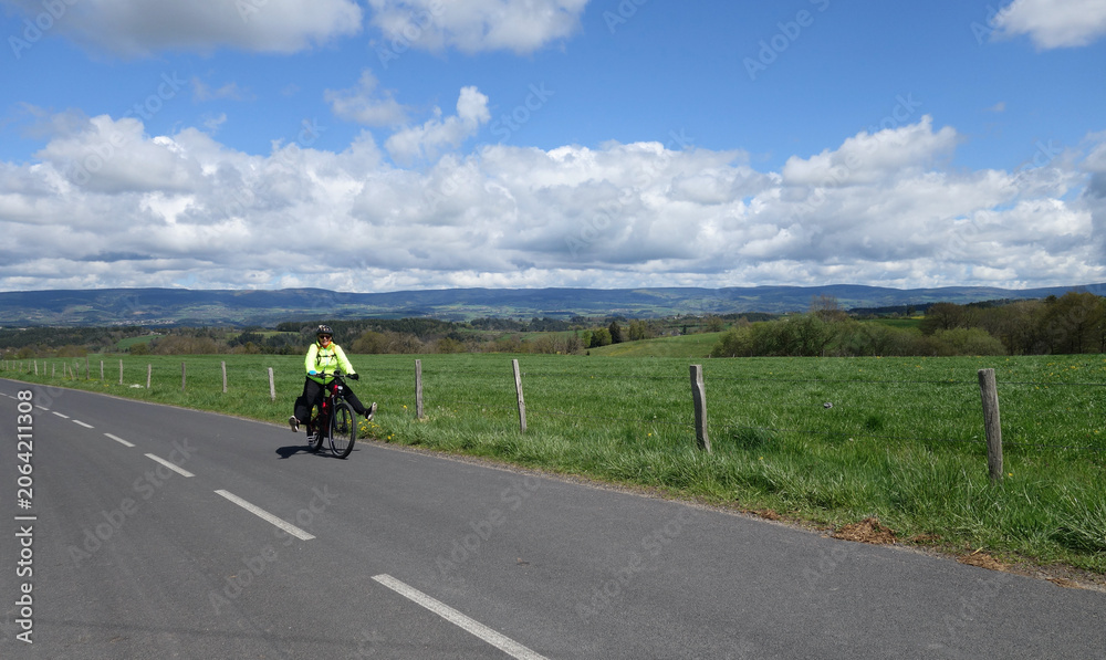 Obraz premium En vélo sur les petites routes de Margeride. Plateau de Margeride - Lozère - Cantal - Auvergne Rhône-Alpes 