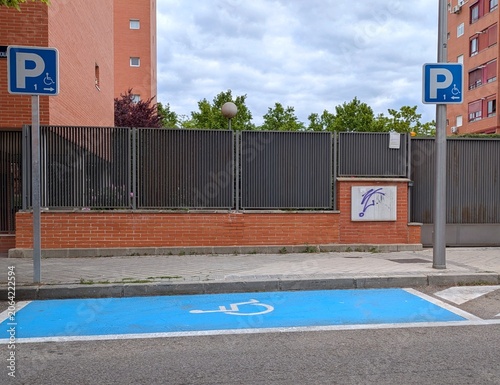 фотографія Espacio reservado para vehículos con conductores discapacitados, con el símbolo