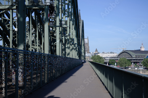 Nördlicher Fußweg an der Hohenzollernbrücke in Köln.