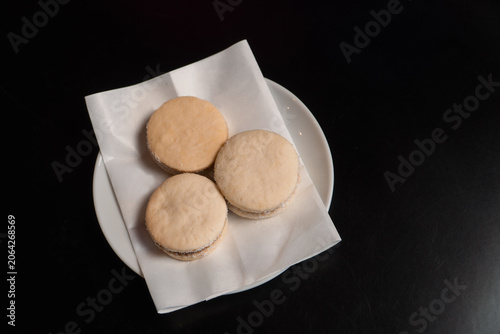 Foto Top view of cornstarch cakes served on a plate