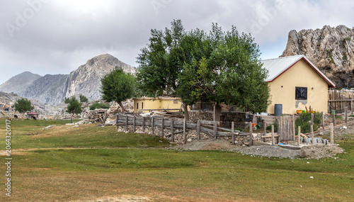 Foto Authentic stone huts and free-range chickens in a traditional Turkish highland p