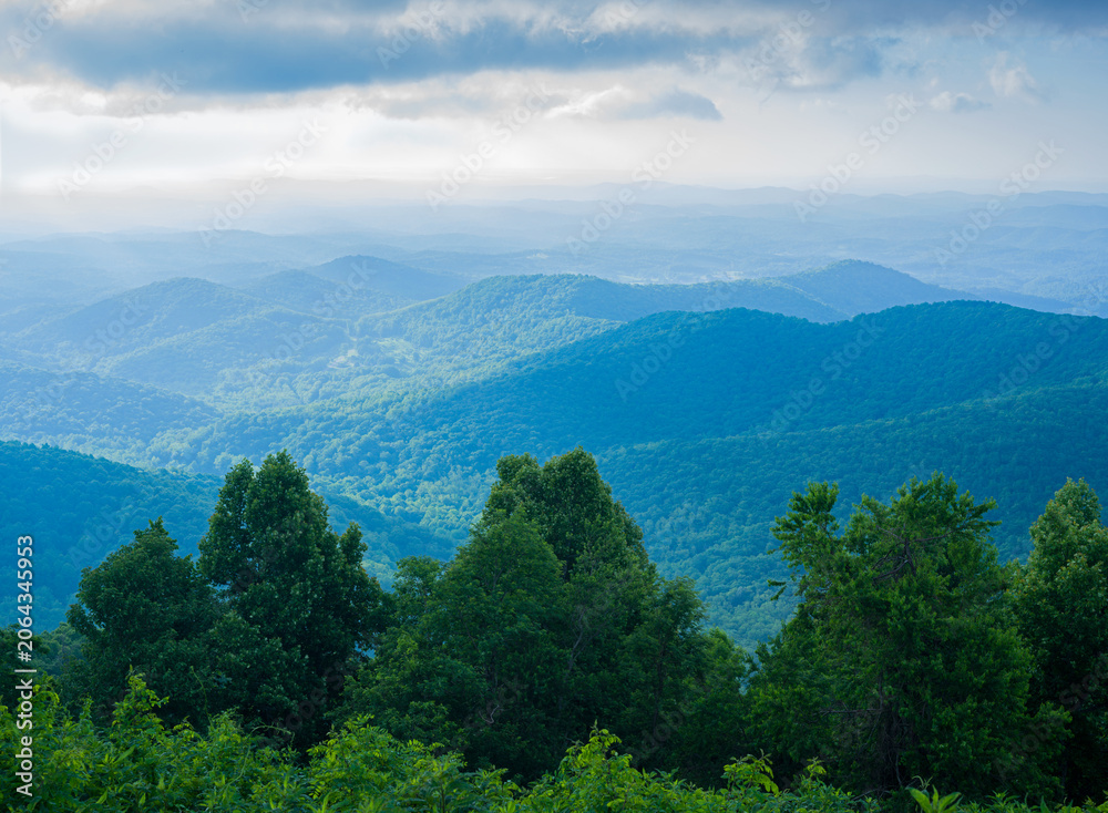 Fototapeta premium Mountain range along the Blue Ridge Parkway, Virginia, USA