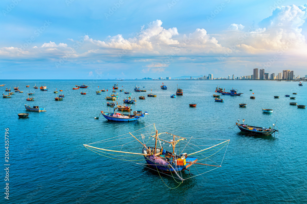 Obraz premium Fishing boats at My Khe Beach in Da Nang, Vietnam.