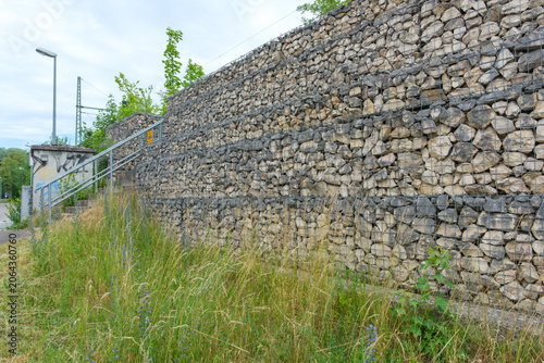 Stützmauer aus Gabionen zur Hangsicherung an einem Bahndamm